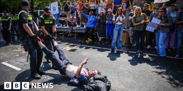 Extinction Rebellion protest in Netherlands ends with 1,500 arrested