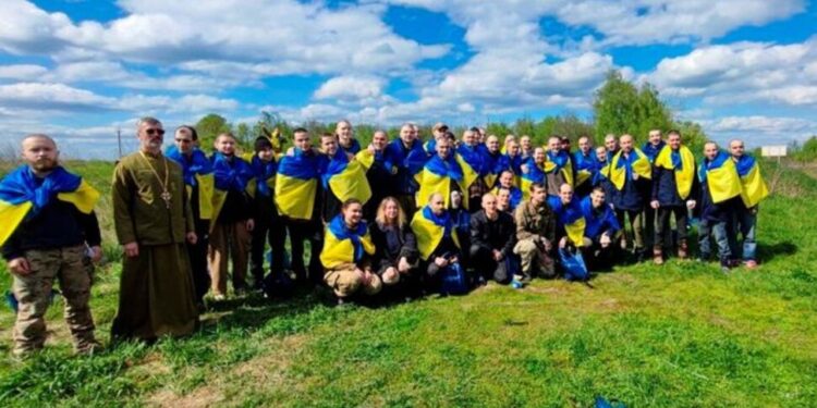 Ukraine Hails Return of 45 Azov Fighters, Russia Says 3 Pilots Released