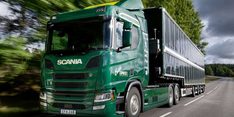 This Hybrid Solar Truck Can Go Over 6,000 Miles a Year on Pure Sunshine