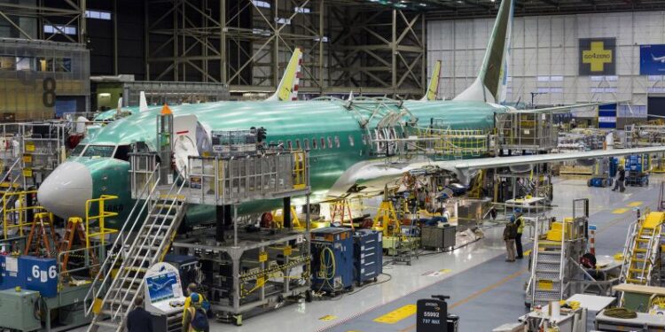 Boeing 737-900ER: Safety alert over earlier generation of 737s