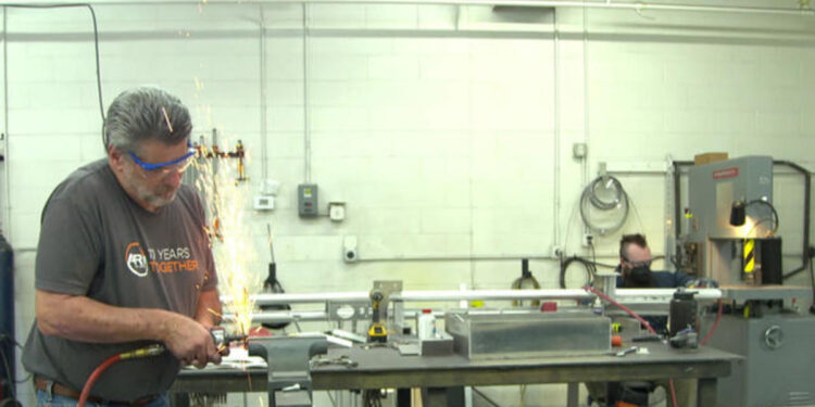 Eye on America: Small business tries four-day work week