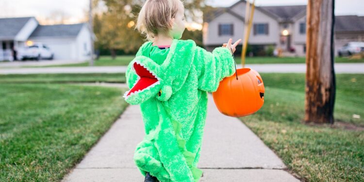 4 tips for safer trick-or-treating this Halloween