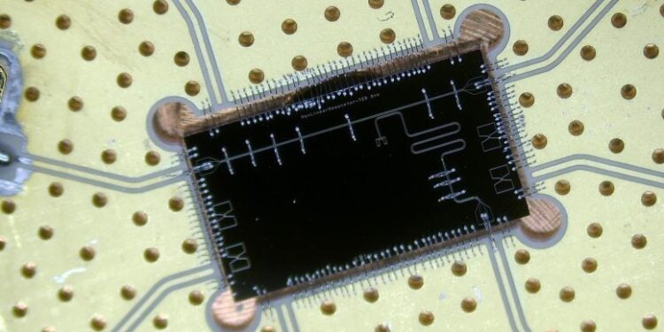 Physicists Just Witnessed a Quantum Phase Flip and It’s More Mind-Bending Than Expected