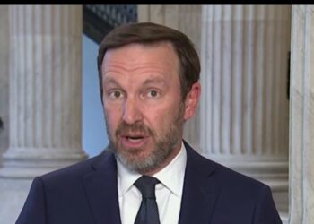 Chris Murphy Warns Qatar That There Will Be Consequences For Bribing Trump