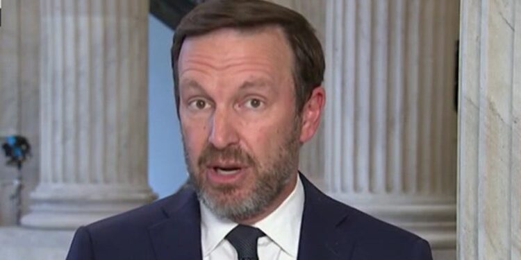 Chris Murphy Warns Qatar That There Will Be Consequences For Bribing Trump