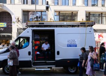 UK must toughen regulation of facial recognition, say AI experts