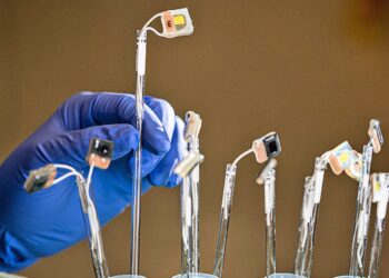 Artificial leaf uses light to turn CO2 into valuable chemicals