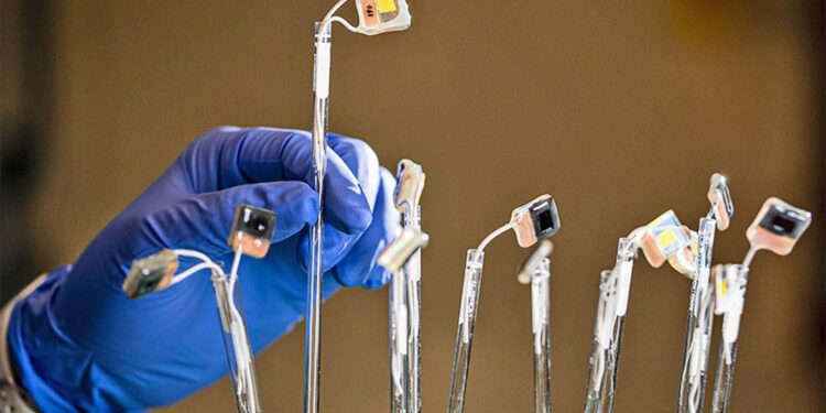 Artificial leaf uses light to turn CO2 into valuable chemicals