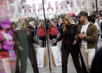 UK consumer confidence improves due to better economic sentiment