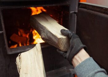 Scientists Warn: Your “Eco-Friendly” Wood Stove May Be Releasing Toxic Pollutants