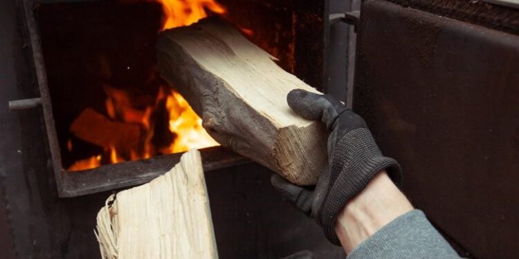 Scientists Warn: Your “Eco-Friendly” Wood Stove May Be Releasing Toxic Pollutants