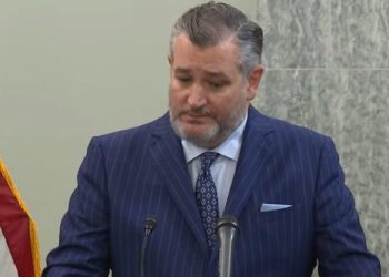 Ted Cruz Gets Heckled At Airport As He Tries To Blame Democrats For The Shutdown