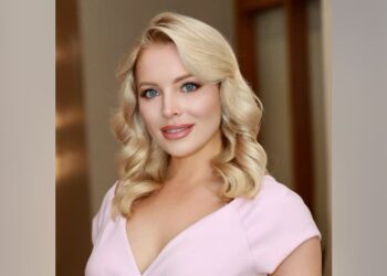 Trump repeatedly bumped by bathroom door during hilarious AF1 gaggle: 'Come on