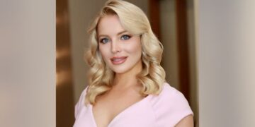 Trump repeatedly bumped by bathroom door during hilarious AF1 gaggle: 'Come on