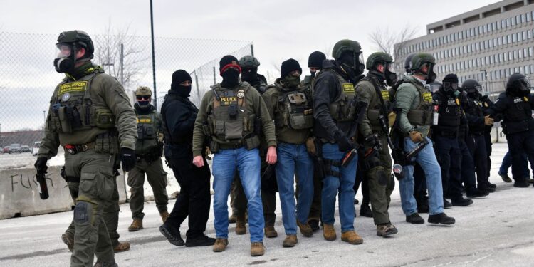 ICE Pretends It’s a Military Force. Its Tactics Would Get Real Soldiers Killed